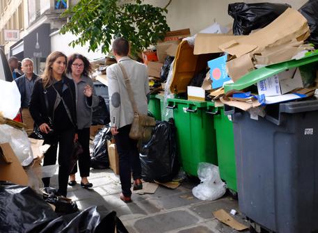 Parigi: sciopero netturbini e caos rifiuti